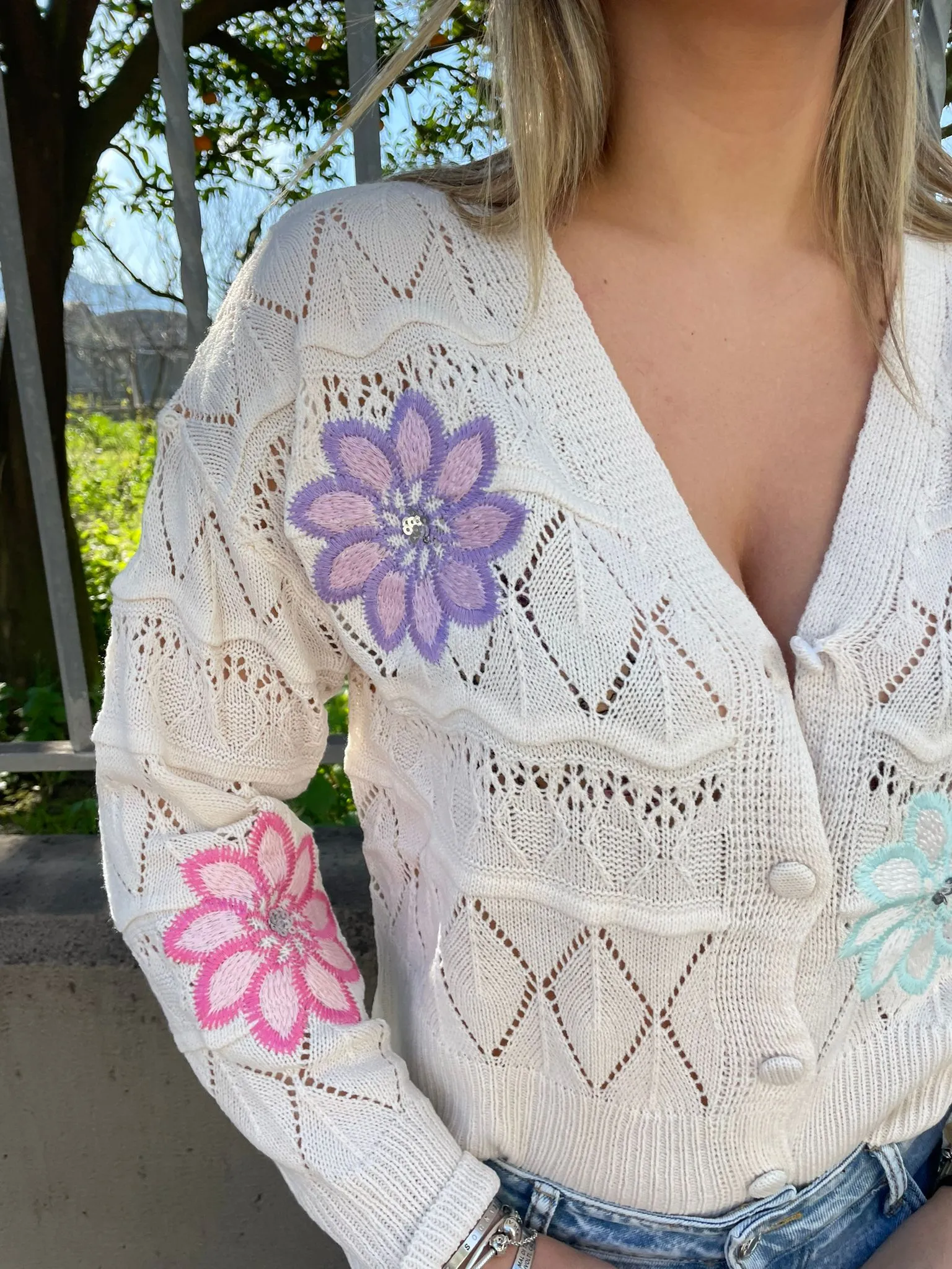 Cardigan traforato con fiori ricamati