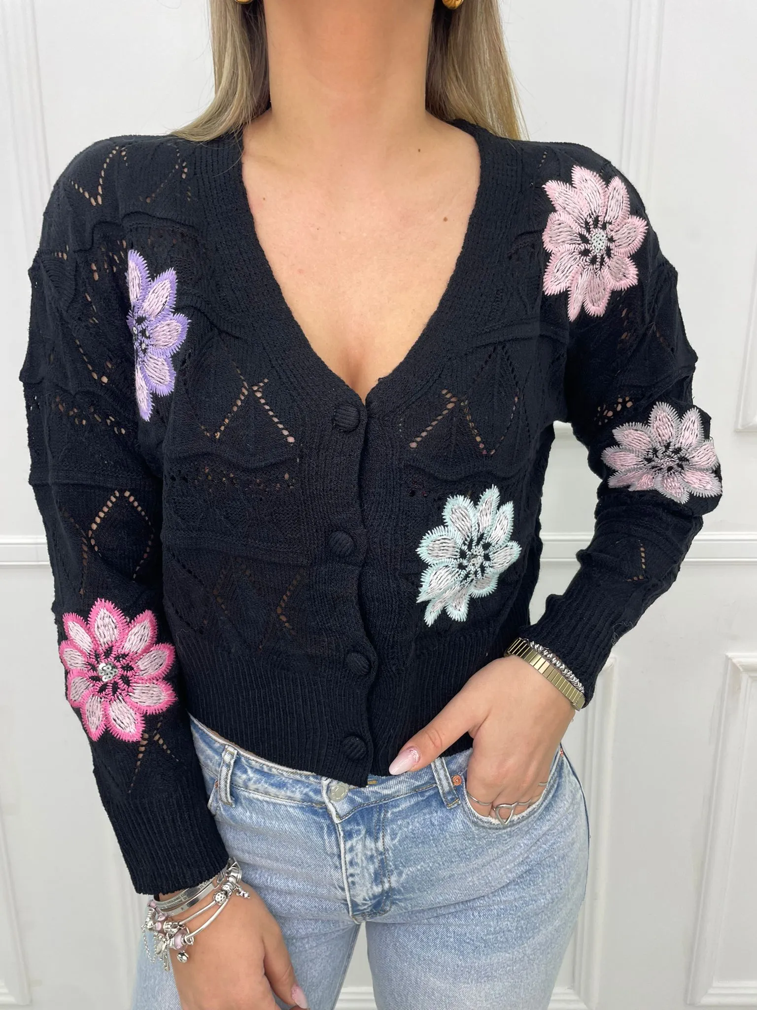 Cardigan traforato con fiori ricamati