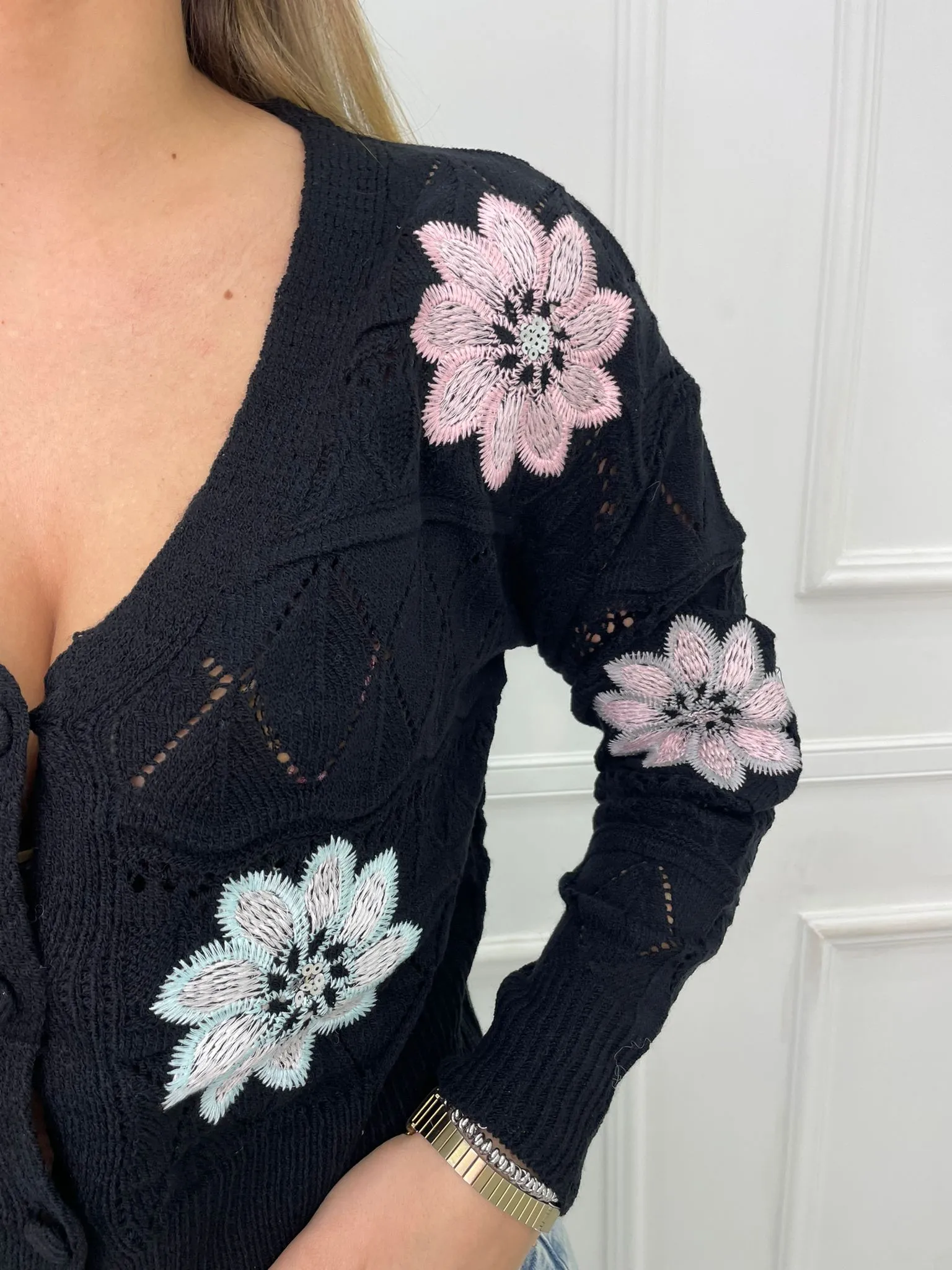 Cardigan traforato con fiori ricamati