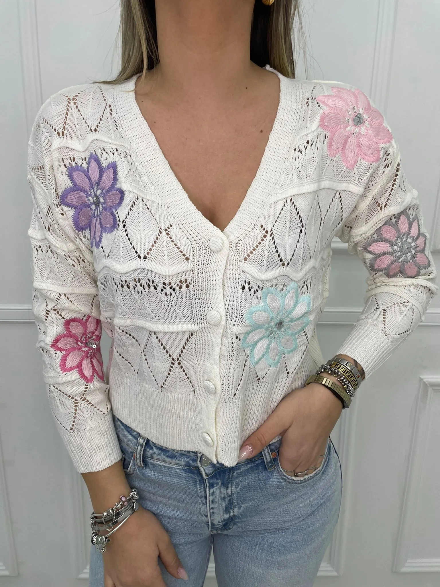 Cardigan traforato con fiori ricamati