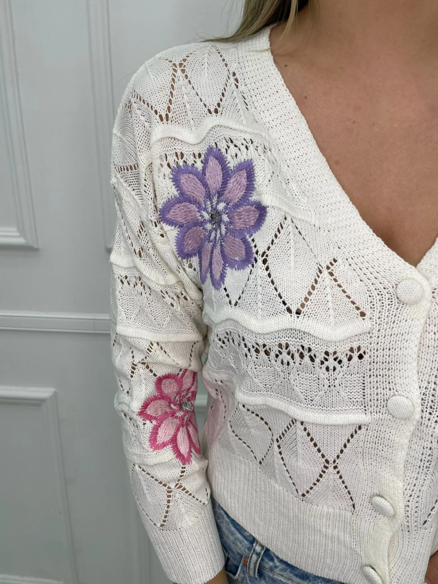 Cardigan traforato con fiori ricamati