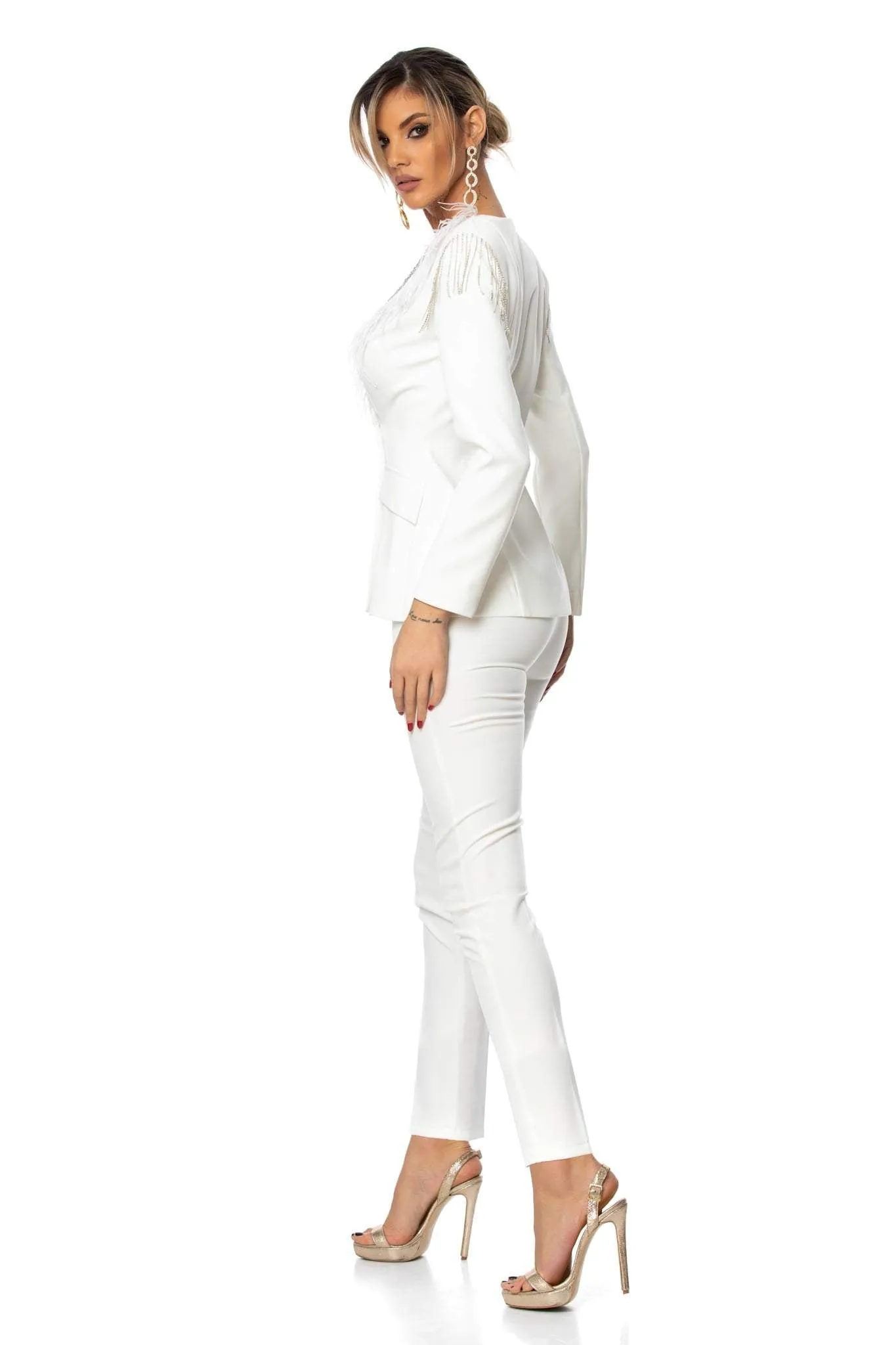 Completo tailleur bianco elegante Bby con rifiniture in strass e revers V accessorio con piuma