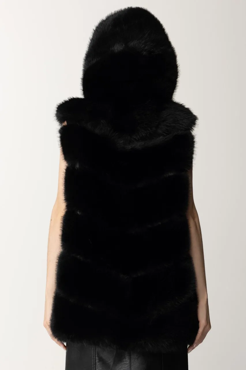 Gilet in ecopelliccia con cappuccio Nero