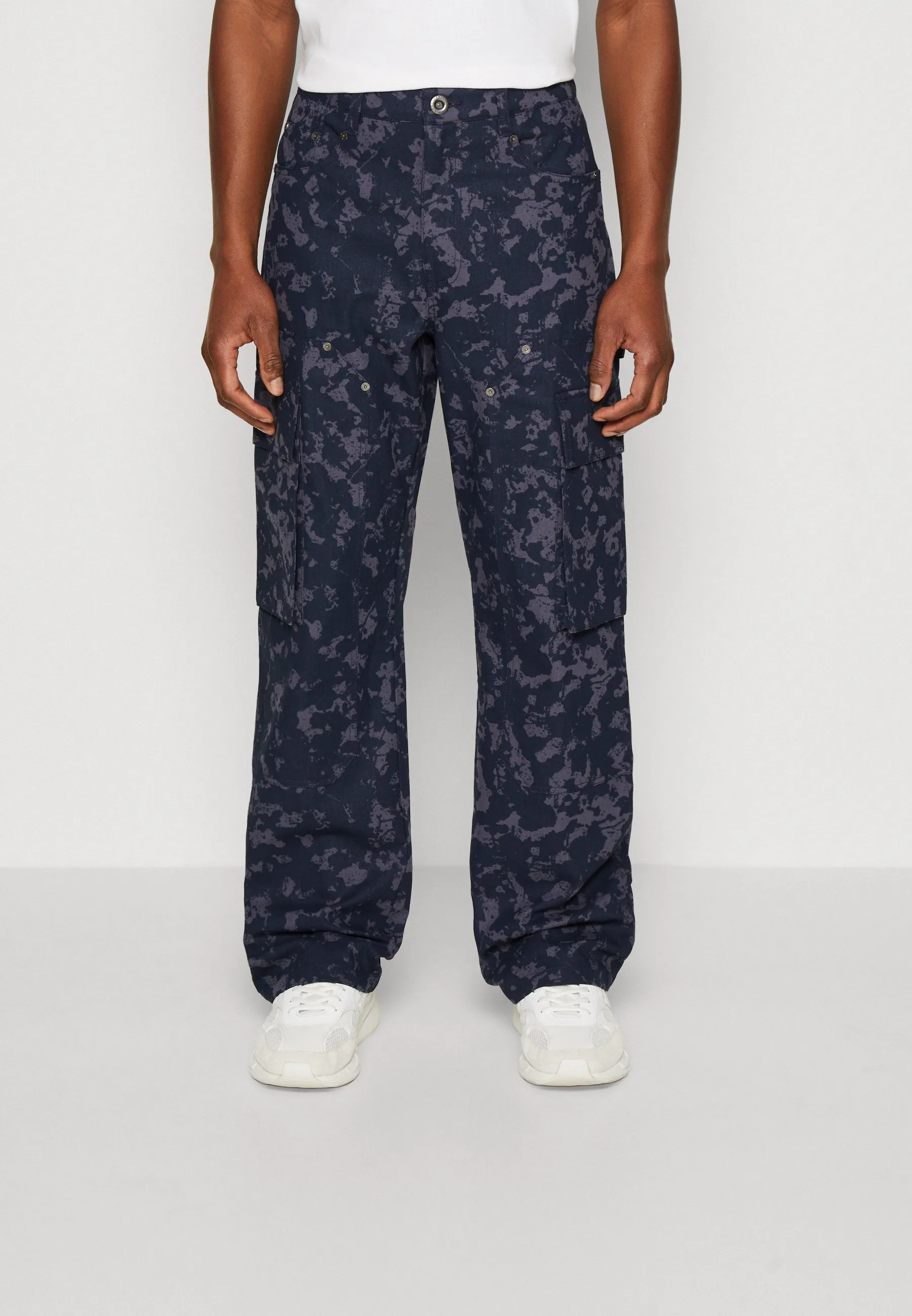 SCRIPT LOGO FLORAL CAMOUFLAGE - Pantaloni cargo