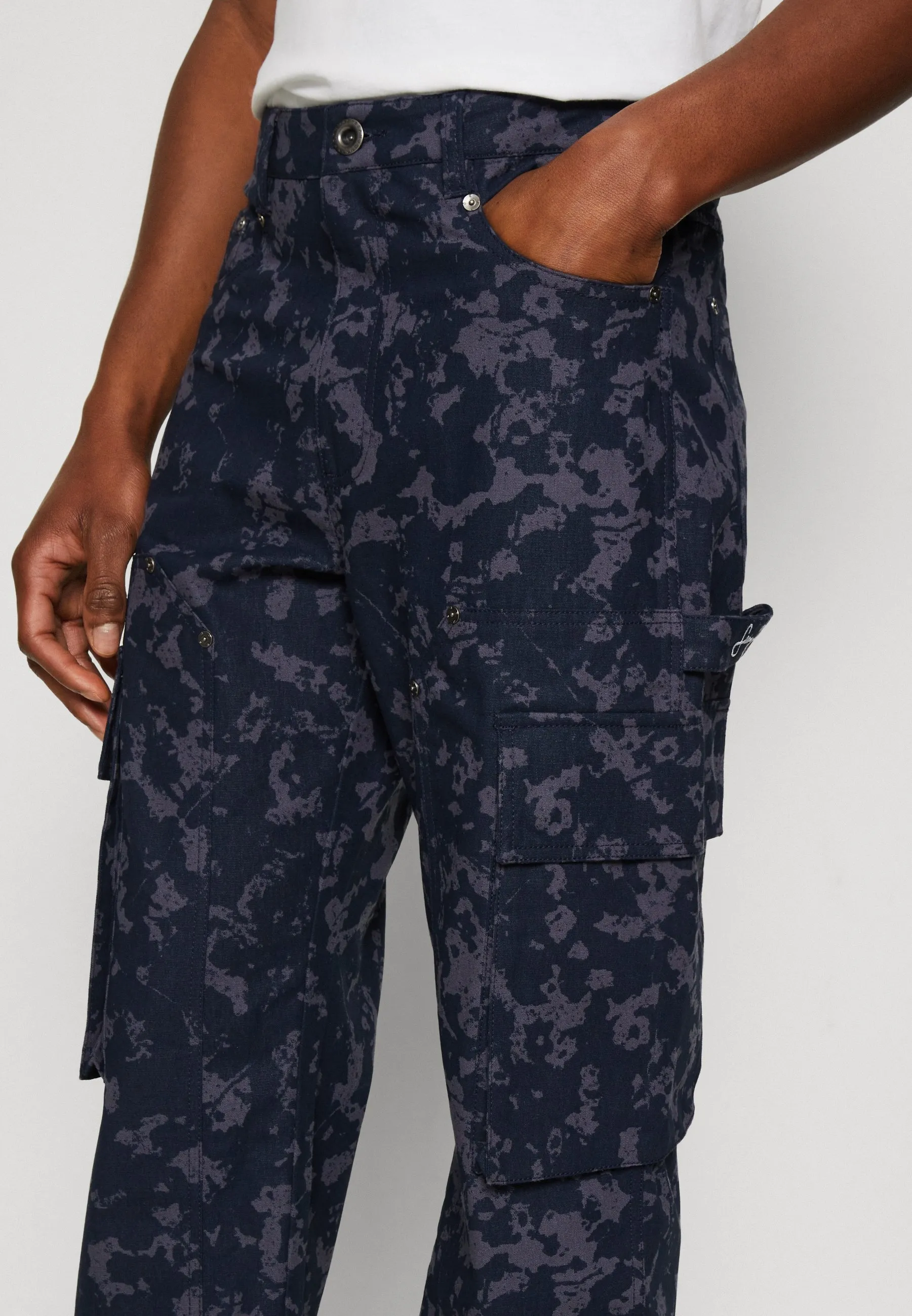 SCRIPT LOGO FLORAL CAMOUFLAGE - Pantaloni cargo