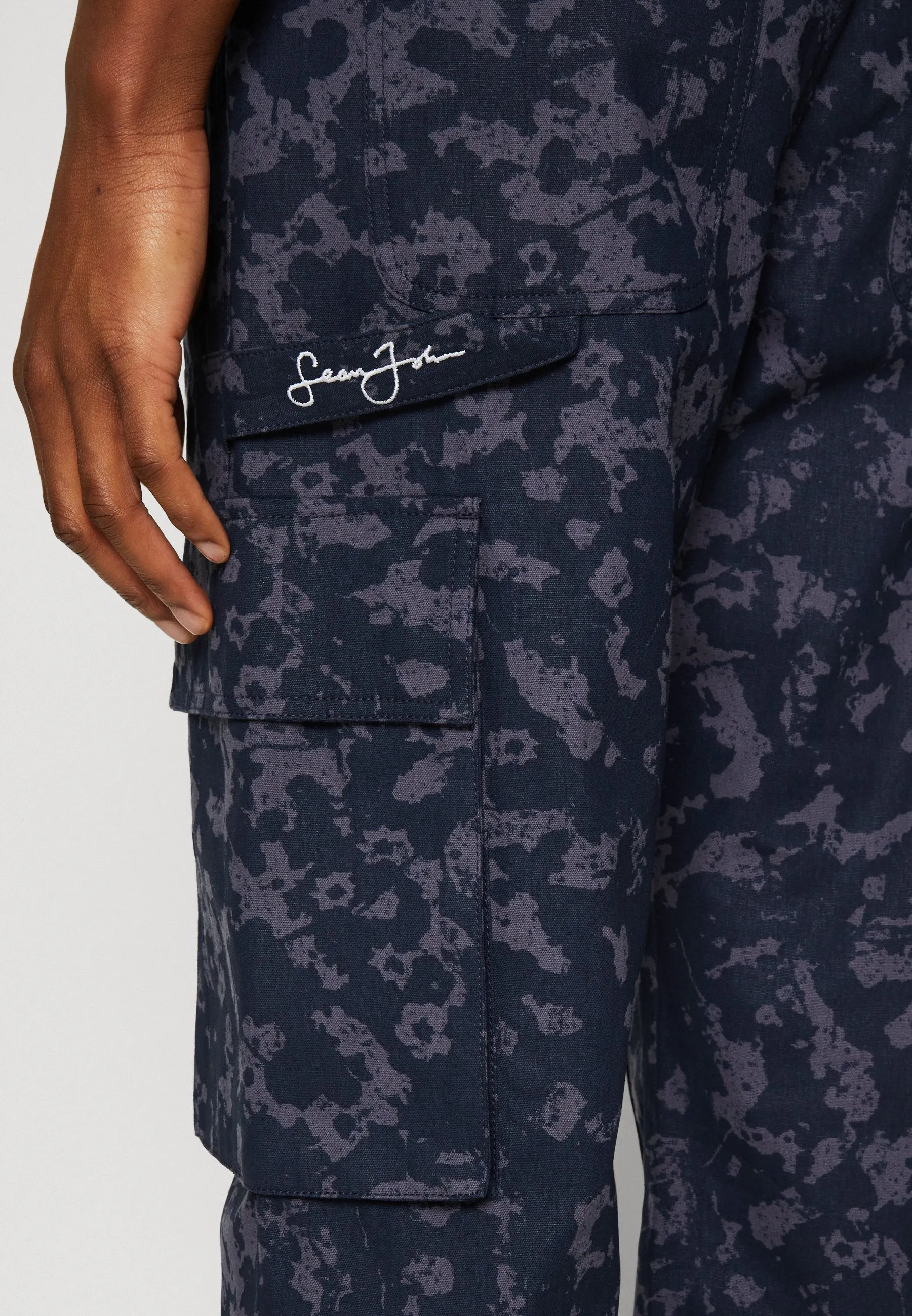 SCRIPT LOGO FLORAL CAMOUFLAGE - Pantaloni cargo